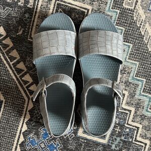 Muk Luks Women's Gray Croc-Textured Slide Sandals